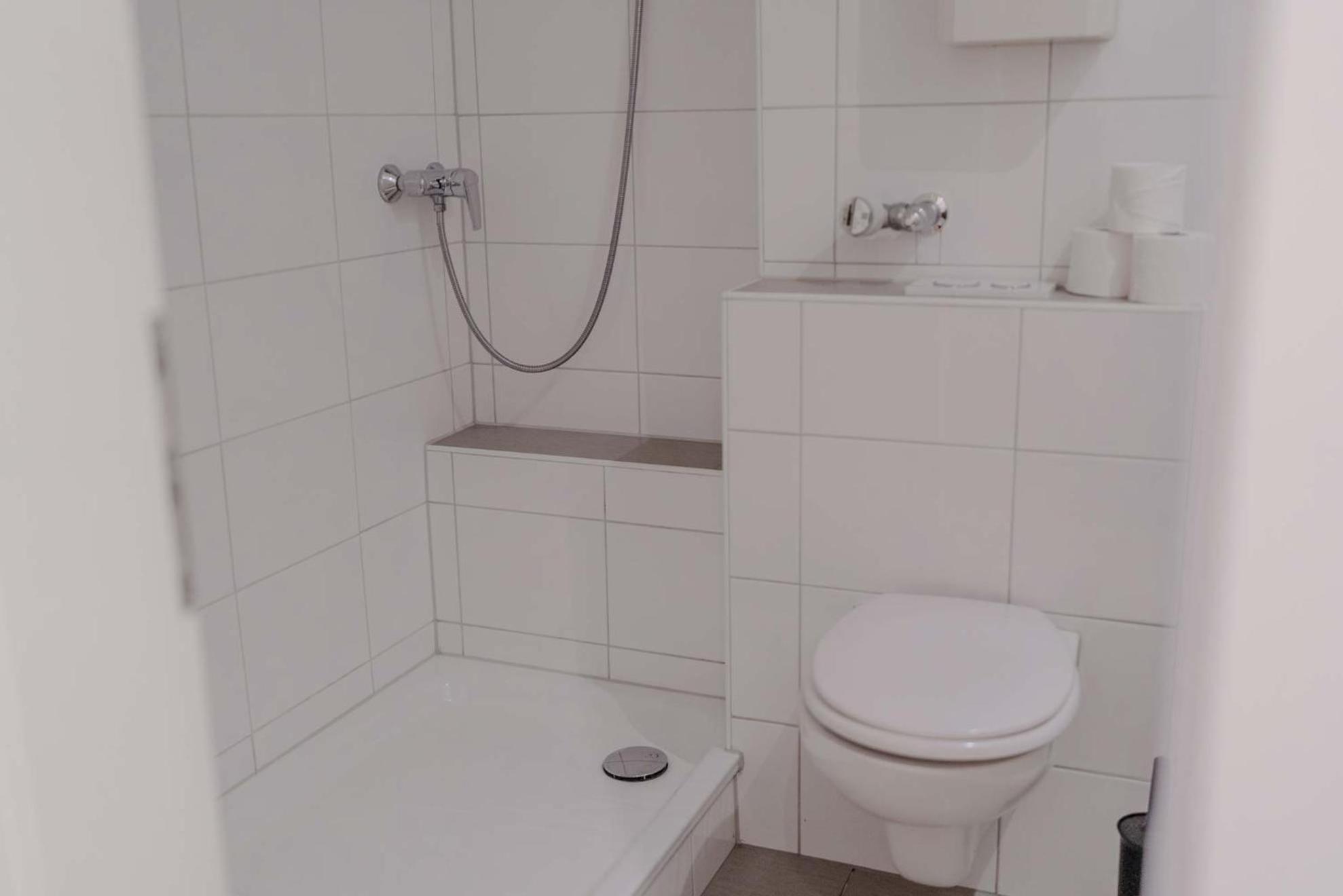 Apartment Mit Kueche, Arbeitsplatz Und Xxl Sofa Neuss Eksteriør billede